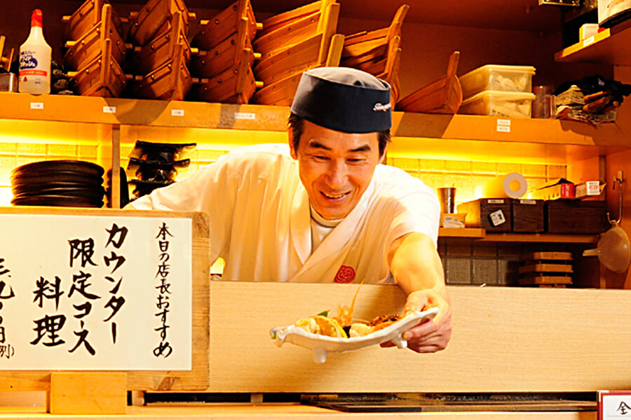 寿司を握る料理人の手